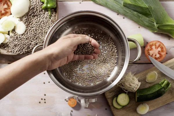 Tiro Ángulo Alto Joven Caucásico Introduciendo Una Sartén Los Ingredientes — Foto de Stock