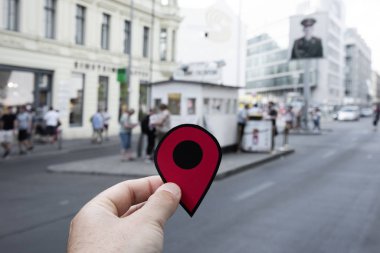 popüler Checkpoint Charlie, Berlin, Almanya içinde kırmızı bir marker ile genç bir beyaz adamın elini closeup