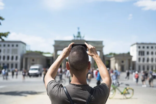 Seçme Brandenburg Kapısı Berlin Almanya Fotoğrafını Onun Smartphone Ile Arkadan — Stok fotoğraf