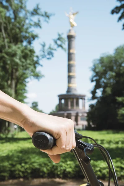 Detailní Záběr Kavkazské Mladík Kole Parku Tiergarten Berlín Německo Populární — Stock fotografie