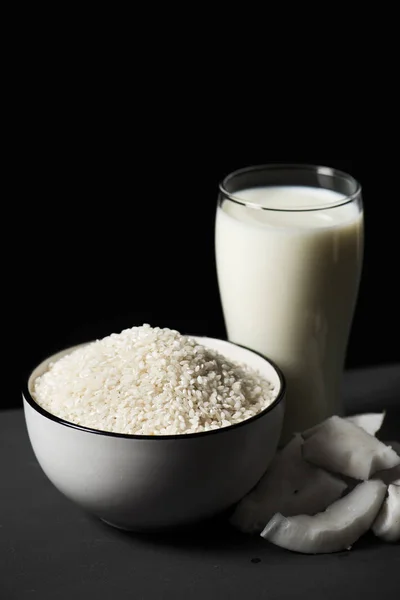 Nahaufnahme Einer Schüssel Mit Reis Ein Paar Kokosnussstücken Und Einem — Stockfoto