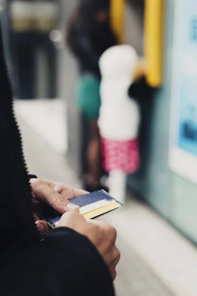 Primer Plano Joven Caucásico Calle Con Cartera Las Manos Punto — Foto de Stock