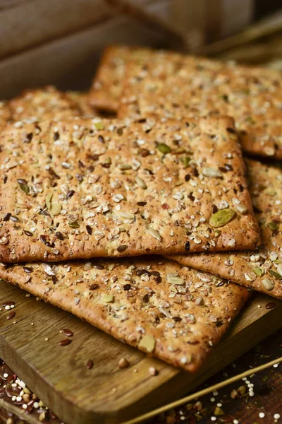 Close Alguns Biscoitos Marrons Cobertos Com Sementes Diferentes Uma Tábua — Fotografia de Stock