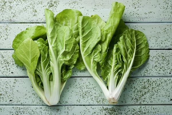 Hög Vinkel Syn Vissa Raw Chard Lämnar Rustik Blekt Gröna — Stockfoto