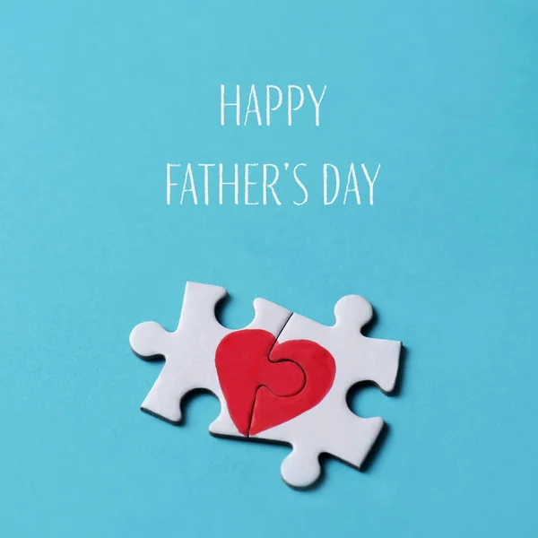 Dwa Kawałki Układanki Tworzących Serce Dzień Ojców Szczęśliwy Tekst Niebieskim — Zdjęcie stockowe