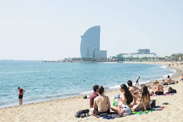 Barcelona Spain April 2018 Sunbathers Barceloneta Beach Barcelona Spain Hotel — Stock Photo, Image