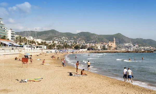 Sitges Spain October 2017 People Relaxing Sunbathing Bathing Mediterranean Sea — Stock Photo, Image