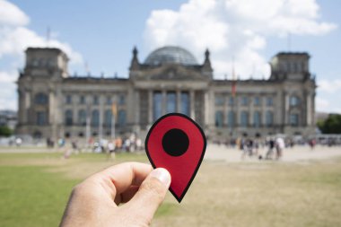 Almanya'nın Berlin kentinde bina Reichstag önünde kırmızı bir marker ile genç bir beyaz adamın elini closeup