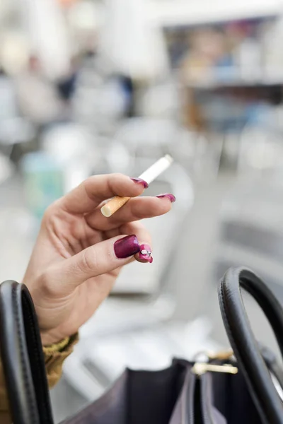 Genç Bir Beyaz Kadın Tırnaklarıyla Closeup Sokakta Sigara Mor Boyalı — Stok fotoğraf