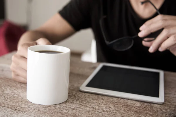 Closeup Young Caucasian Man Sitting Table Using Tablet Cup Coffee — Stock Photo, Image