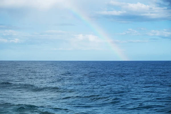 Вид Веселку Небі Над Океаном Після Шторму — стокове фото