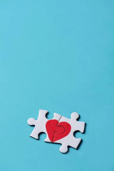 Zwei Puzzleteile Die Ein Herz Bilden Und Die Idee Darstellen — Stockfoto