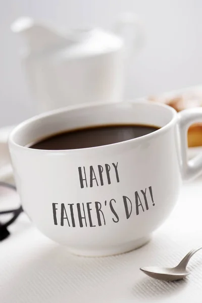 Closeup White Ceramic Cup Coffee Text Happy Fathers Day Written — Stock Photo, Image