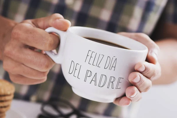 Primer Plano Hombre Caucásico Con Una Taza Cerámica Blanca Con —  Fotos de Stock