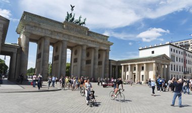 Berlin, Almanya - 24 Mayıs 2018: Berlin, şehrin Federal Almanya Cumhuriyeti başkenti ana müteşekkil popüler Brandenburg Kapısı, turist