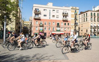 Barcelona, İspanya - 24 Nisan 2018: Popüler La Barceloneta ilçe Barcelona, İspanya Bisiklet turu parçası alarak turist bir grup