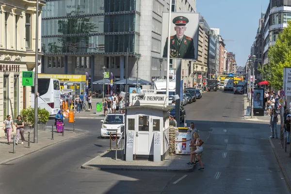 Berlin, Almanya - 25 Mayıs 2018: Berlin, tarihi geçiş noktası Doğu Berlin ve Batı Berlin arasında çoğaltılması popüler Checkpoint Charlie, turist
