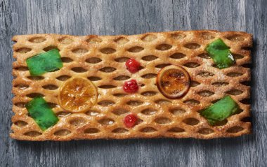 yüksek açılı görünüş coca de Sant Joan, Saint Johns arifesinde, rustik bir masada yemiş Catalonia, İspanya, tipik bir tatlı düz pasta