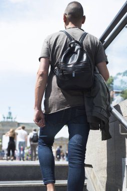 bir metro istasyonu veya bir yer altı otoparkı, Berlin, Almanya, arka planda popüler Brandenburg Kapısı önünde bırakarak arkadan, görülen genç bir beyaz adam, closeup