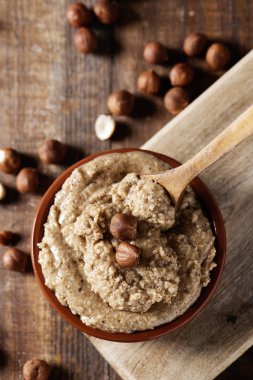 bir kahverengi hamurlu kabın doğal fındık yapıştırın ve bazı kabuklu fındık yüksek açılı görünüş bir rustik ahşap tablo