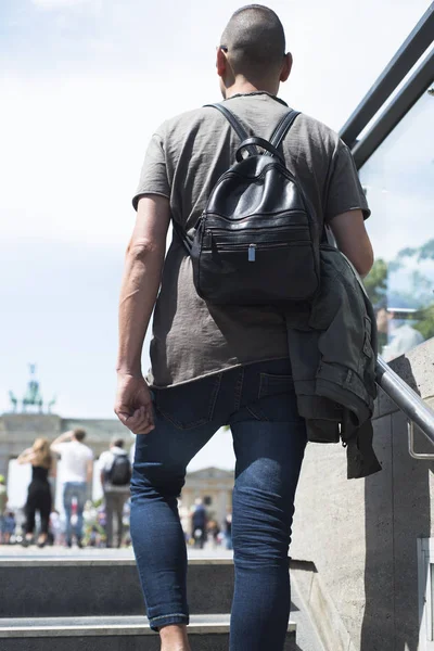 Nahaufnahme Eines Jungen Kaukasischen Mannes Von Hinten Gesehen Der Eine — Stockfoto