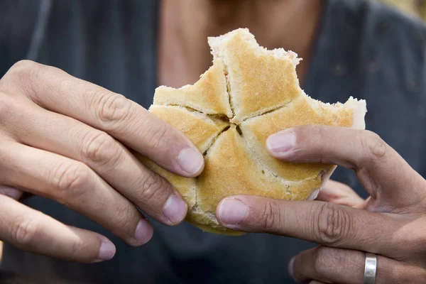 白人男 サンドイッチを食べるのクローズ アップを使った屋外ウィーン ロール — ストック写真