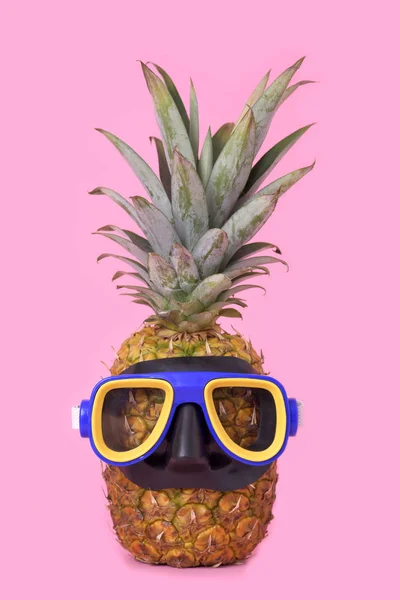 特写一个菠萝戴着蓝色潜水面具 在粉红色的背景下 — 图库照片