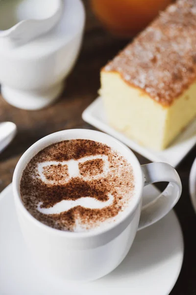 Una Tazza Cappuccino Con Silhouette Paio Occhiali Baffi Che Formano — Foto Stock