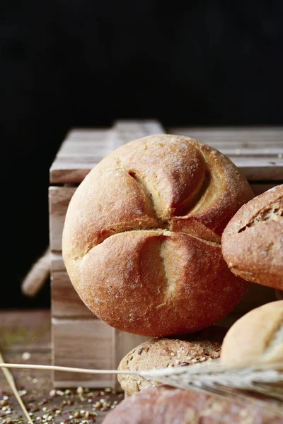 Närbild Ett Sortiment Olika Bröd Och Vissa Vete Öron Ett — Stockfoto