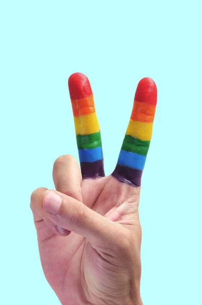 Рука Людини Робить Знак Пальцями Намальованими Веселковий Прапор Синьому Фоні — стокове фото