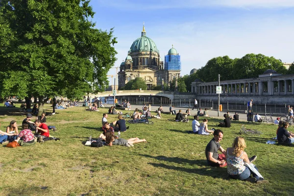 People at the James-Simon Park in Berlin, Germany — Stock Photo, Image