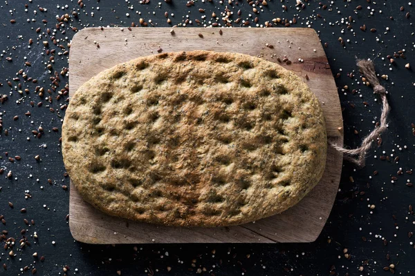 Μεγάλη Γωνία Θέα Ένα Flatbread Καλέ Μια Σανίδα Τοποθετούνται Ένα — Φωτογραφία Αρχείου