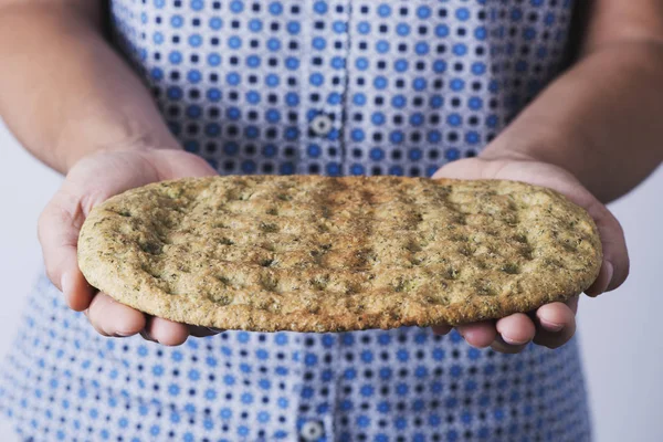 beyaz bir adam elinde bir kale gözleme ile closeup