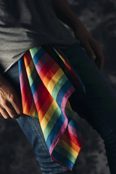 特写一个年轻的白种人与彩虹图案的手帕挂在他的牛仔裤 — 图库照片