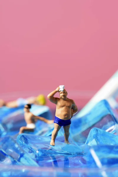 Certaines Personnes Miniatures Portant Maillot Bain Relaxant Sur Les Glaçons — Photo