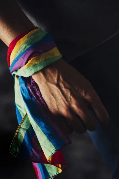 特写一个年轻的白种人与彩虹图案的手帕绑在他的手腕 — 图库照片