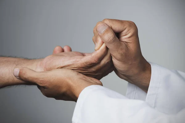 Close Homem Caucasiano Casaco Branco Movendo Mão Homem Paciente Caucasiano — Fotografia de Stock