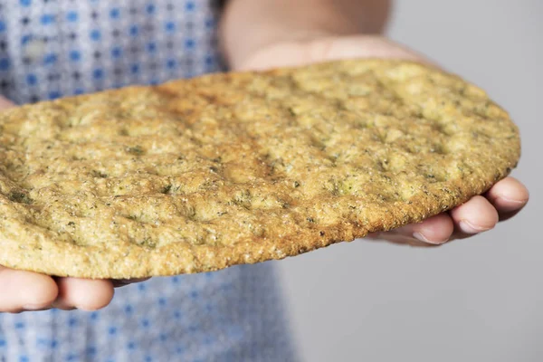 beyaz bir adam elinde bir kale gözleme ile closeup