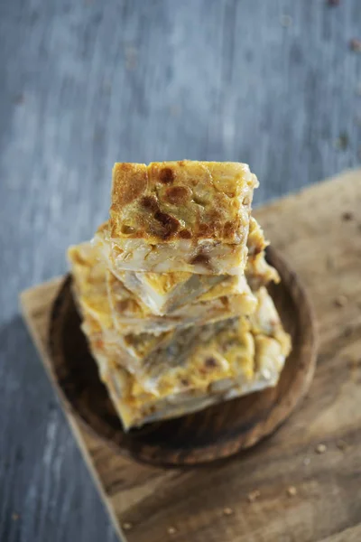Alguns Pedaços Tortilla Típica Patatas Omelete Espanhol Uma Placa Madeira — Fotografia de Stock