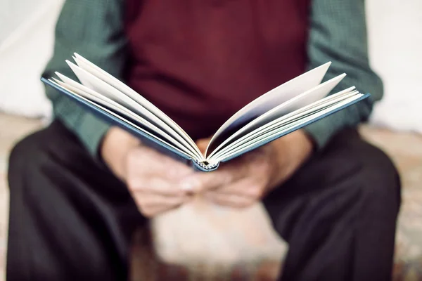 Close Van Een Oude Blanke Man Lezen Van Een Boek — Stockfoto