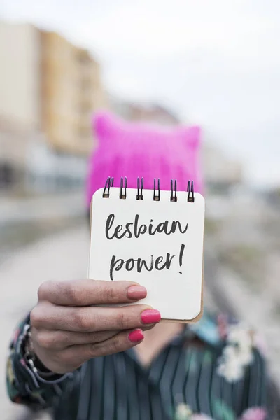 Close Uma Jovem Caucasiana Livre Vestindo Chapéu Rosa Gatinho Mostrando — Fotografia de Stock