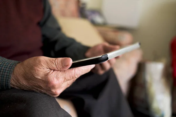 Primer Plano Viejo Hombre Caucásico Sentado Sofá Usando Una Tableta — Foto de Stock