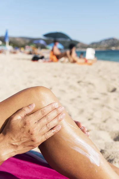 Tatlı Genç Bir Beyaz Adam Sahilde Güneş Kremi Bacağına Uygulama — Stok fotoğraf