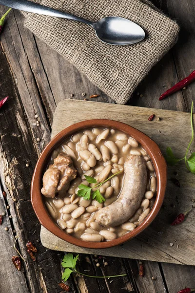 Hoge Hoek Shot Van Een Aardewerken Pot Met Een Cassoulet — Stockfoto