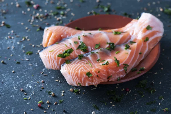 Close Van Sommige Segmenten Van Rauwe Zalm Een Bord Van — Stockfoto