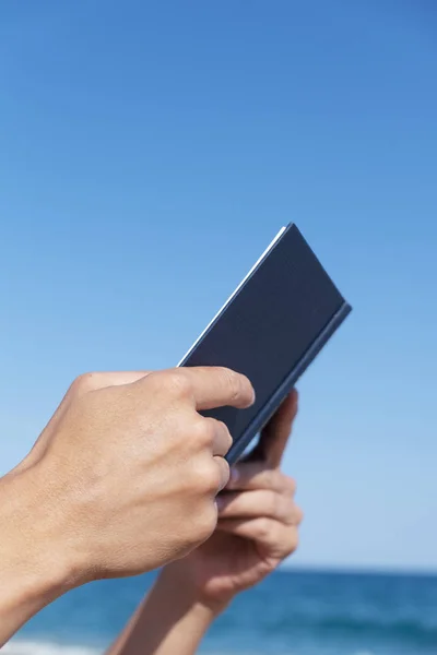 Närbild Ung Kaukasiska Man Bok Stranden Med Tomt Utrymme Toppen — Stockfoto