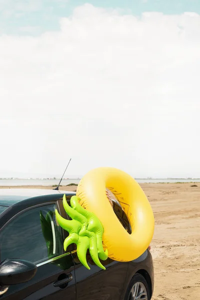 Плавальне Кільце Формі Ананаса Машині Піску Пляжу Морем Задньому Плані — стокове фото