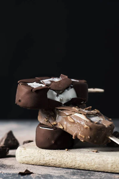 Nahaufnahme Einiger Schokoladeneisriegel Auf Einem Schneidebrett Platziert Auf Einem Dunklen — Stockfoto