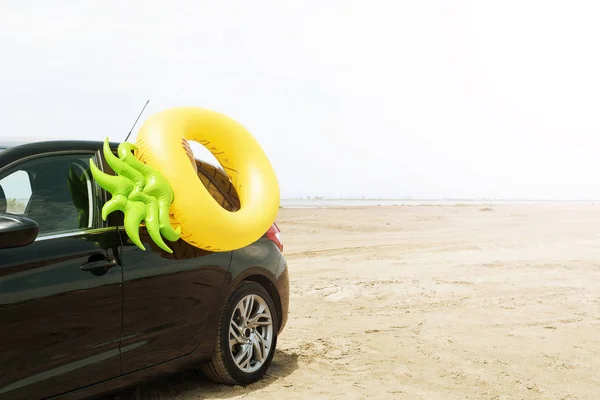 Ein Schwimmring Form Einer Ananas Auf Einem Auto Auf Dem — Stockfoto