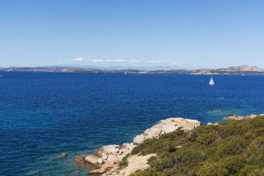 Akdeniz 'in berrak sularının manzarası ve Baja Sardinya, Sardunya, İtalya sahillerindeki bir grup kaya oluşumları.